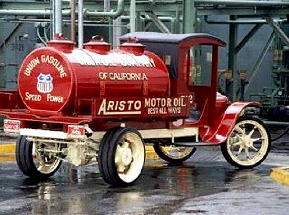 1922 Union Gas Tanker Delivery Truck.jpg