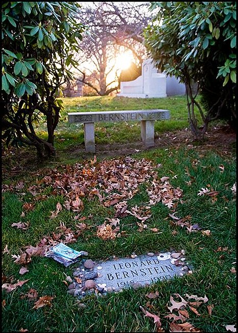 430px-Leonard_Bernstein_Grave,_Sunset,_Green-Wood_Cemetery.jpg